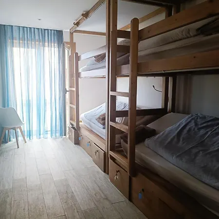 Cachinnans & Hostel *